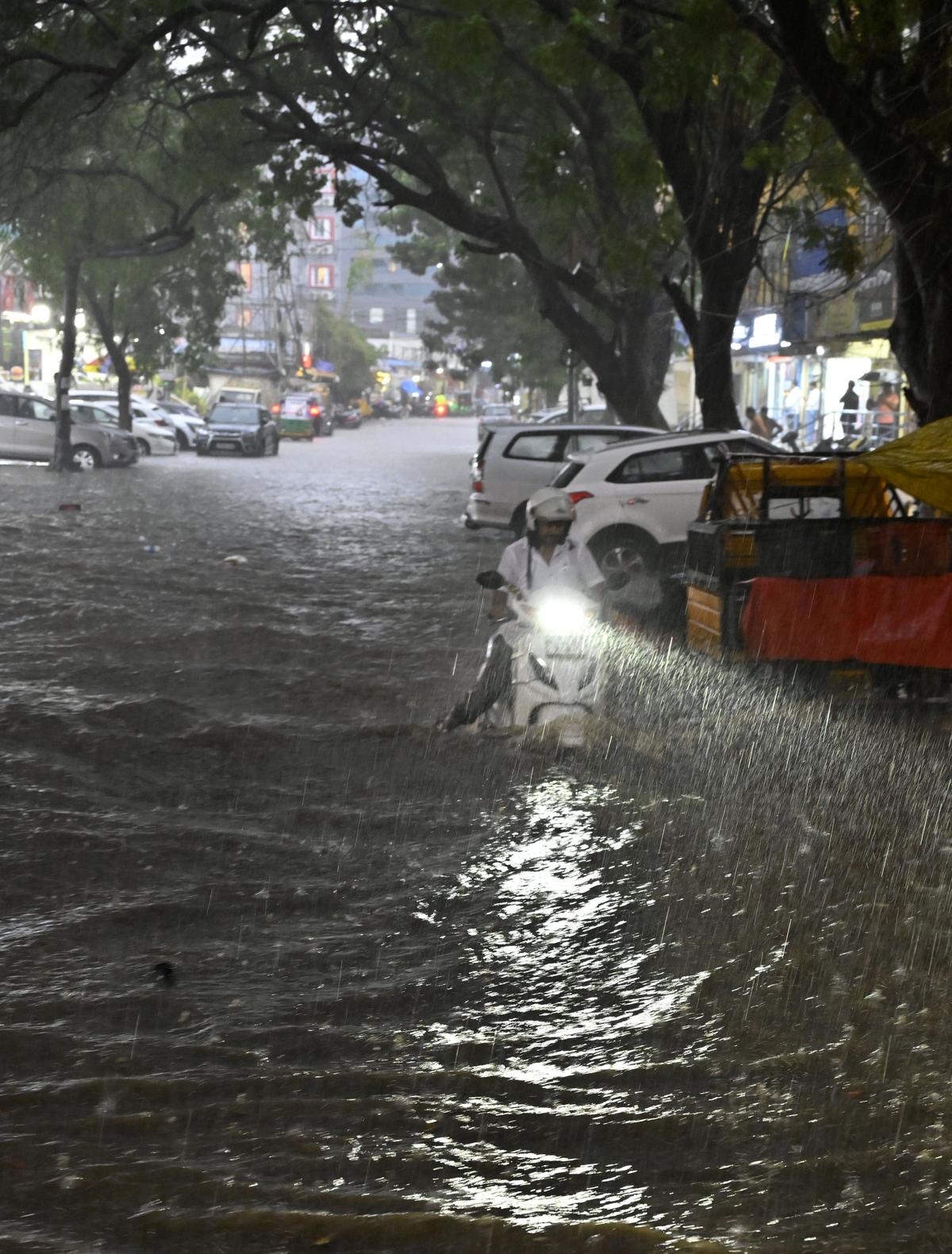 Heavy Rains Cause Waterlogging And Traffic Chaos In Hyderabad The Hindu